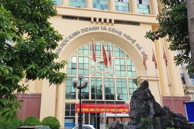 Lanh dao DH Kinh doanh va Cong nghe Ha Noi vuot qua tuoi cho phep? hinh anh