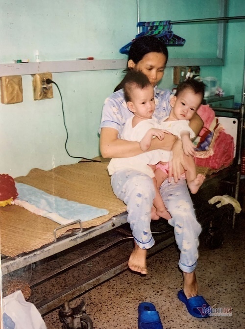 Cặp song sinh Cúc - An thành tân sinh viên đại học ảnh 2 Cap song sinh Cuc - An thanh tan sinh vien dai hoc anh 2