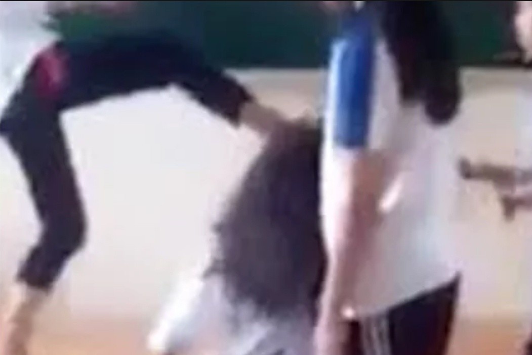 Dinh chi hoc tap nu sinh danh ban, tung clip len Facebook hinh anh