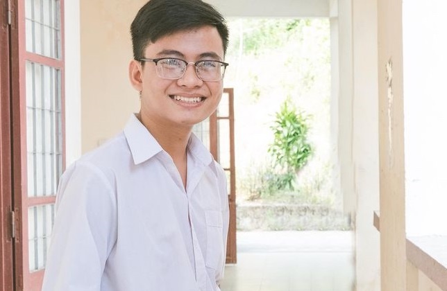 Nam sinh hoc trong bong toi do Dai hoc Luat TP.HCM hinh anh