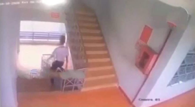 Nam sinh lop 9 tu vong vi truot lan can cau thang anh 1