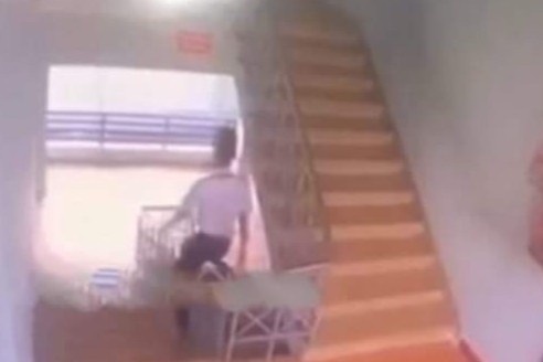 Nam sinh lop 9 tu vong vi truot lan can cau thang hinh anh