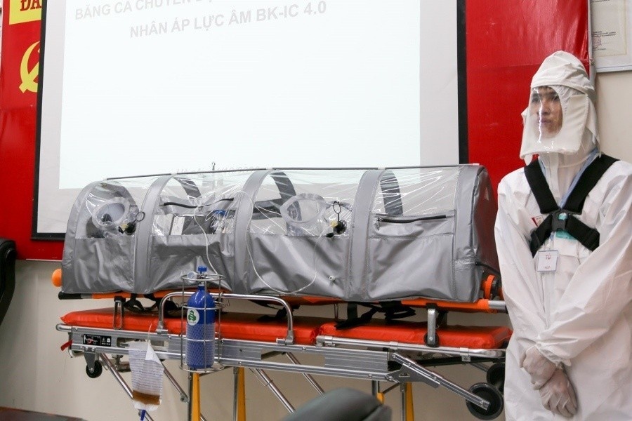 Nhom ky su DH Bach khoa che tao bang ca ap luc am cho benh vien hinh anh