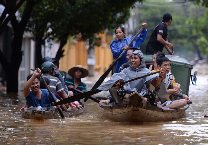 Hoc sinh, sinh vien Da Nang nghi hoc do ap thap nhiet doi hinh anh