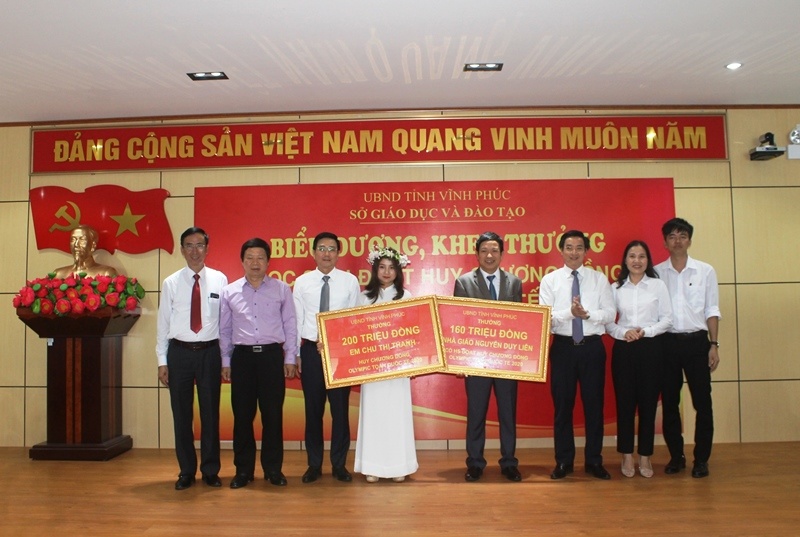 thuong 200 trieu dong cho hoc sinh gianh huy chuong IMO anh 1