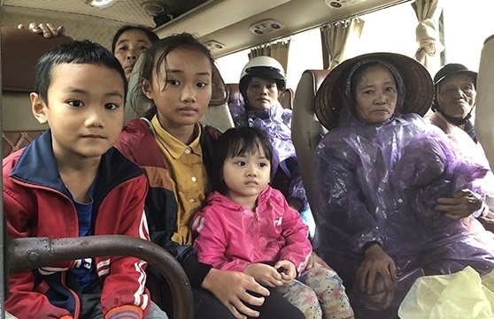 hoc sinh nghi hoc vi mua bao anh 1