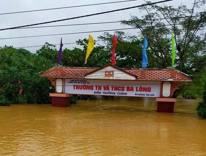 Nước lũ dâng ngập cổng trường ảnh 1 Nuoc lu dang ngap cong truong anh 1