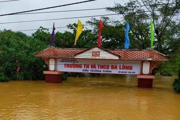 Nuoc lu dang ngap cong truong o Quang Tri hinh anh