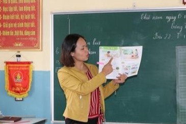 Kho khan trong trien khai sach giao khoa moi o vung cao hinh anh