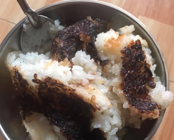 Bua com chay den cua nguoi dan tranh lu o truong mam non hinh anh