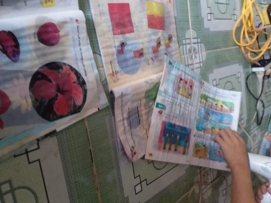 học sinh Quảng Trị vớt sách vở chìm trong bùn ảnh 1 hoc sinh Quang Tri vot sach vo chim trong bun anh 1