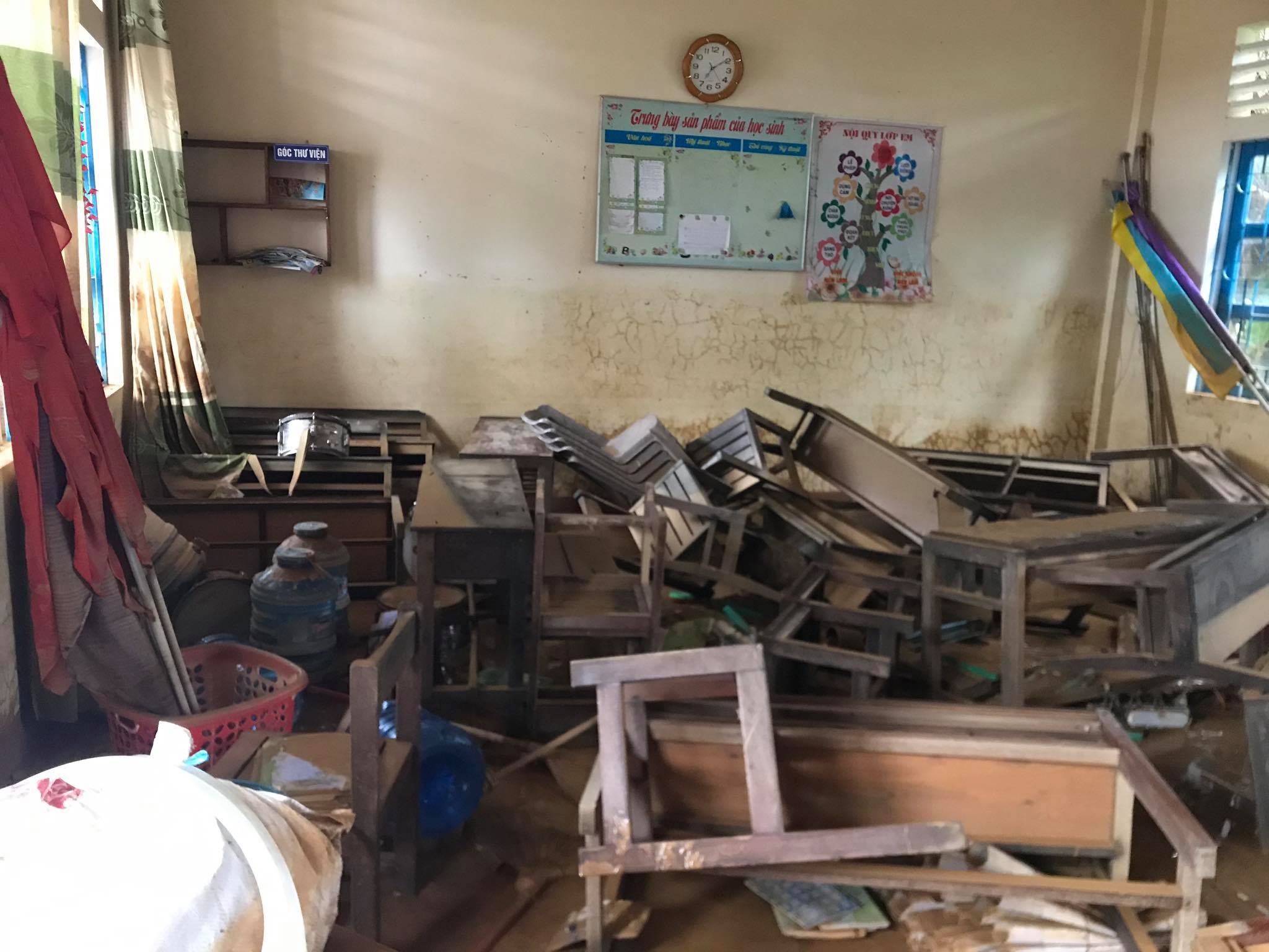 ban ghe nhun vi ngam nuoc lu o Quang Tri anh 1