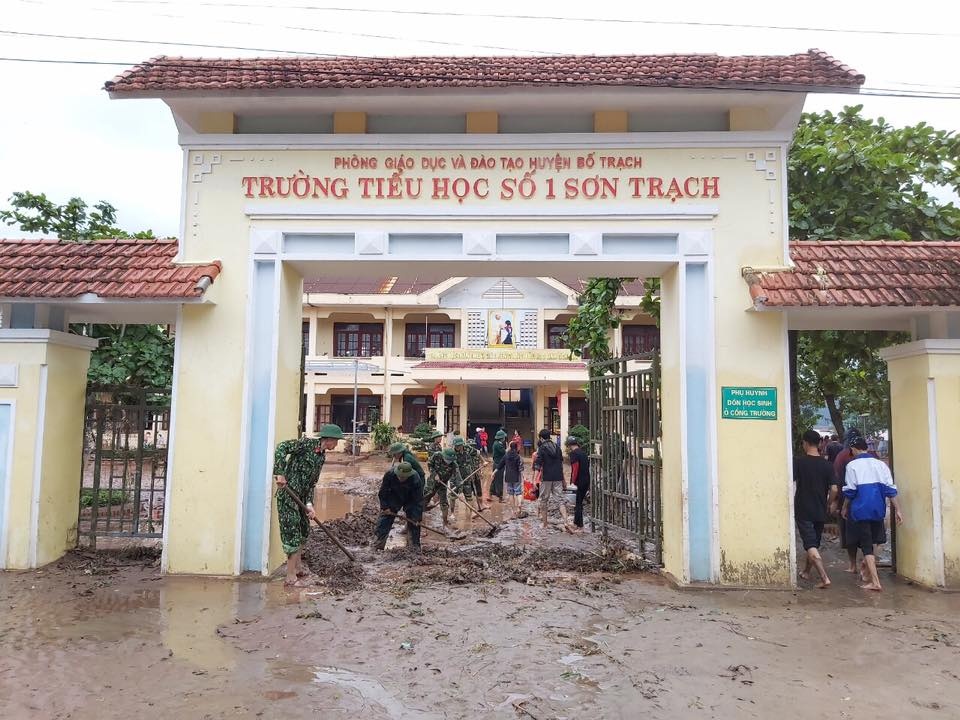 Truong lop tan hoang sau lu anh 3