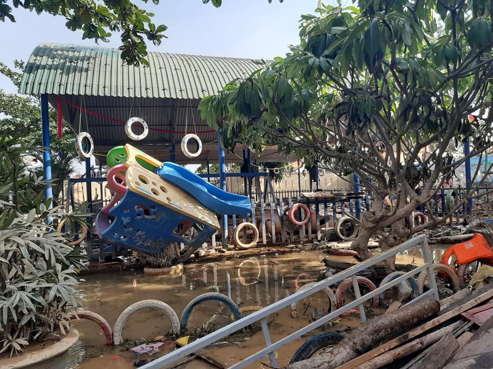 Truong lop tan hoang sau lu anh 6