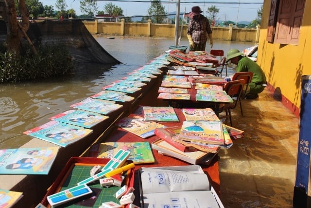 Truong lop tan hoang sau lu anh 7