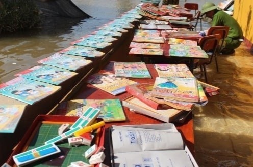 Truong lop tan hoang sau lu, giao vien no luc khac phuc don hoc sinh hinh anh