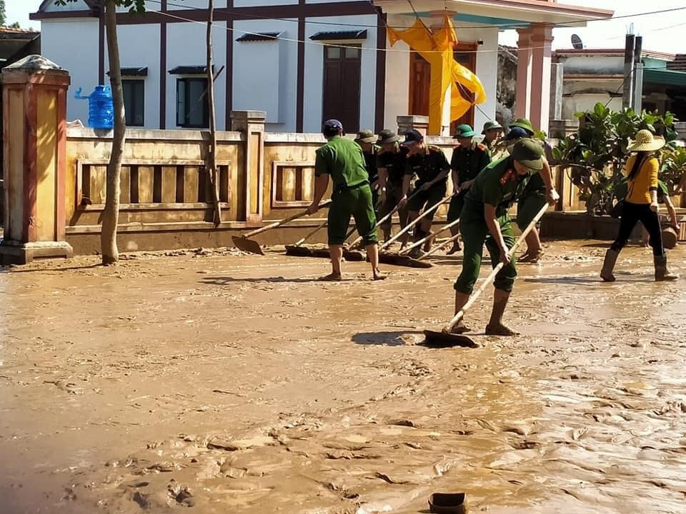 Truong lop tan hoang sau lu anh 9