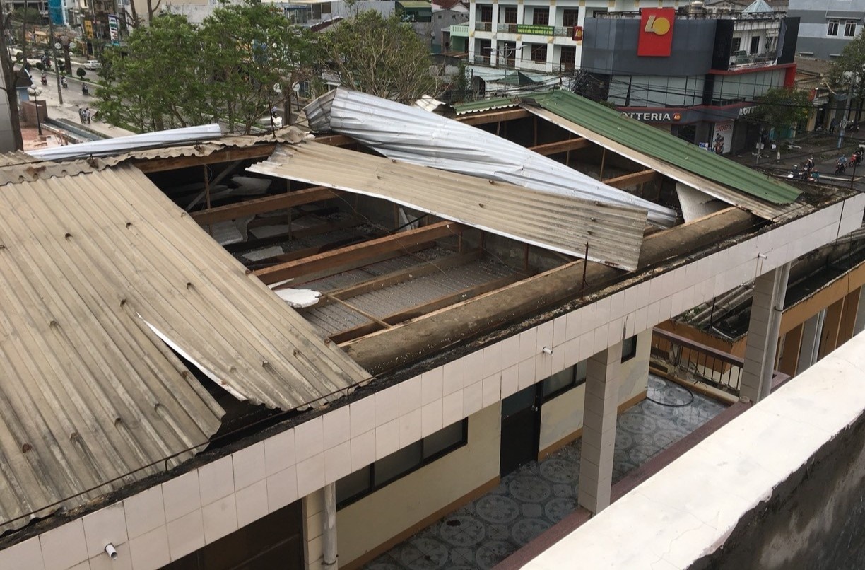 Nganh giao duc Da Nang, Quang Ngai thiet hai nang sau bao so 9 hinh anh