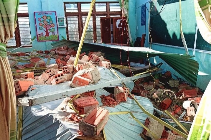 Bon hoc sinh bi vui chet, 300 truong hoc o Quang Nam tan hoang sau bao hinh anh