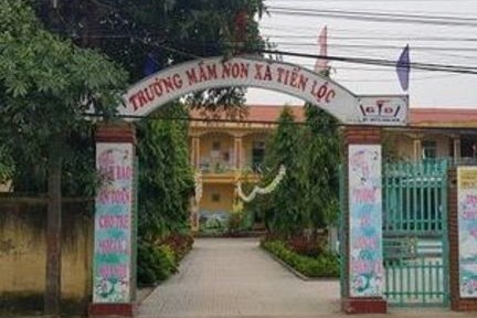 Be gai 3 tuoi o Thanh Hoa bi bo quen trong nha ve sinh truong hoc hinh anh