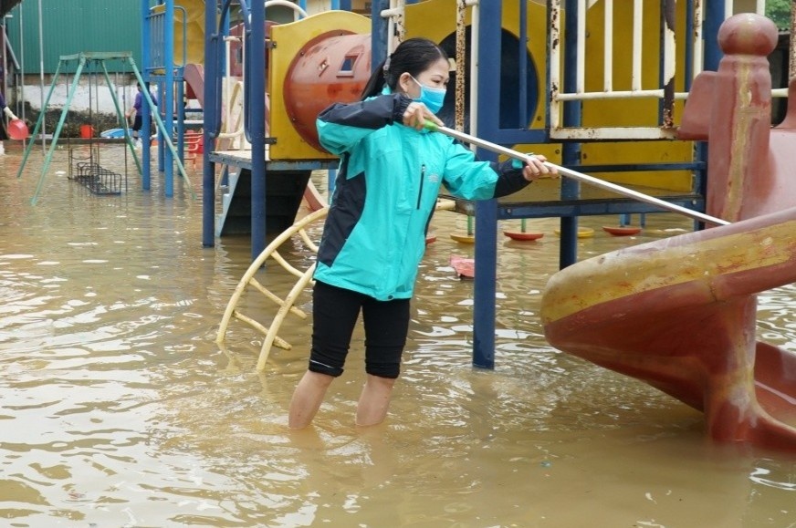 Day bu cho hoc sinh vung lu hinh anh