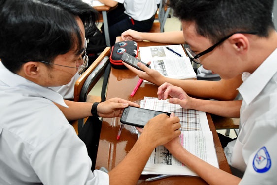 học sinh mang điện thoại vào lớp ảnh 1 hoc sinh mang dien thoai vao lop anh 1