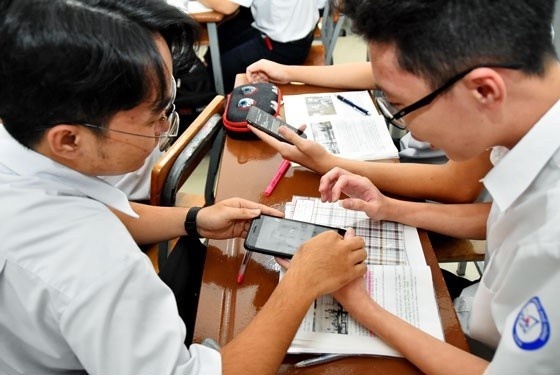 Than trong khi hoc sinh mang dien thoai vao lop hinh anh