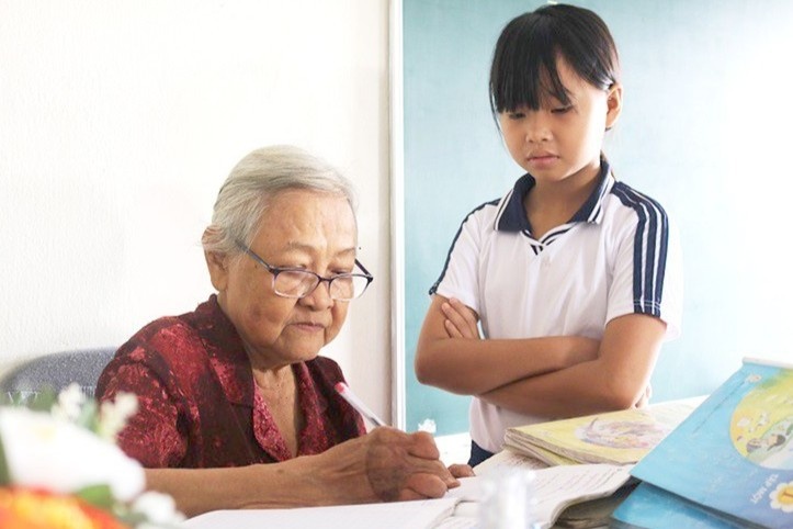 Co Hoa voi lop hoc cua tre ngheo quan 9 hinh anh