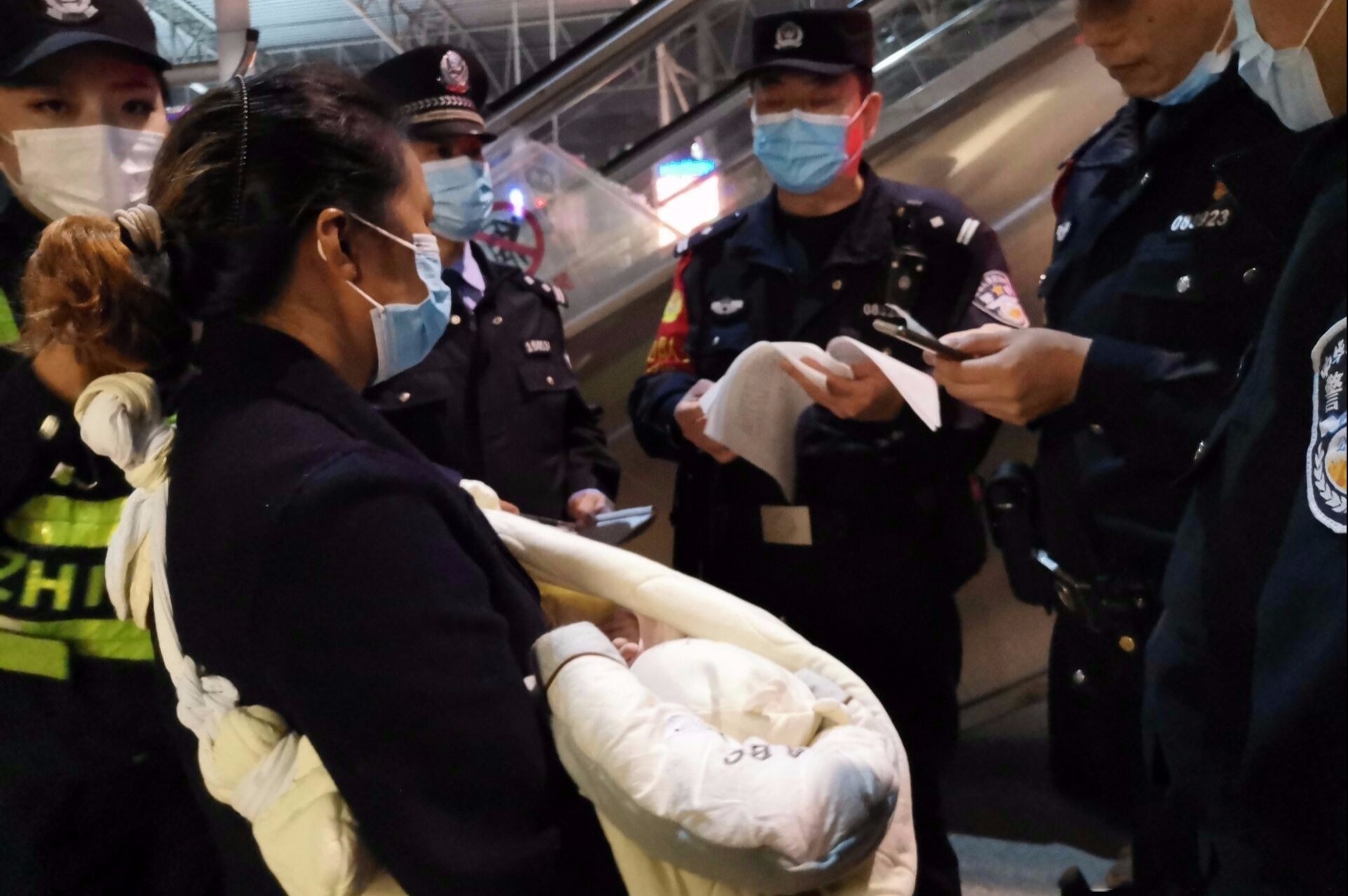 Nguoi dan ong Trung Quoc ban con voi gia 163.000 nhan dan te hinh anh