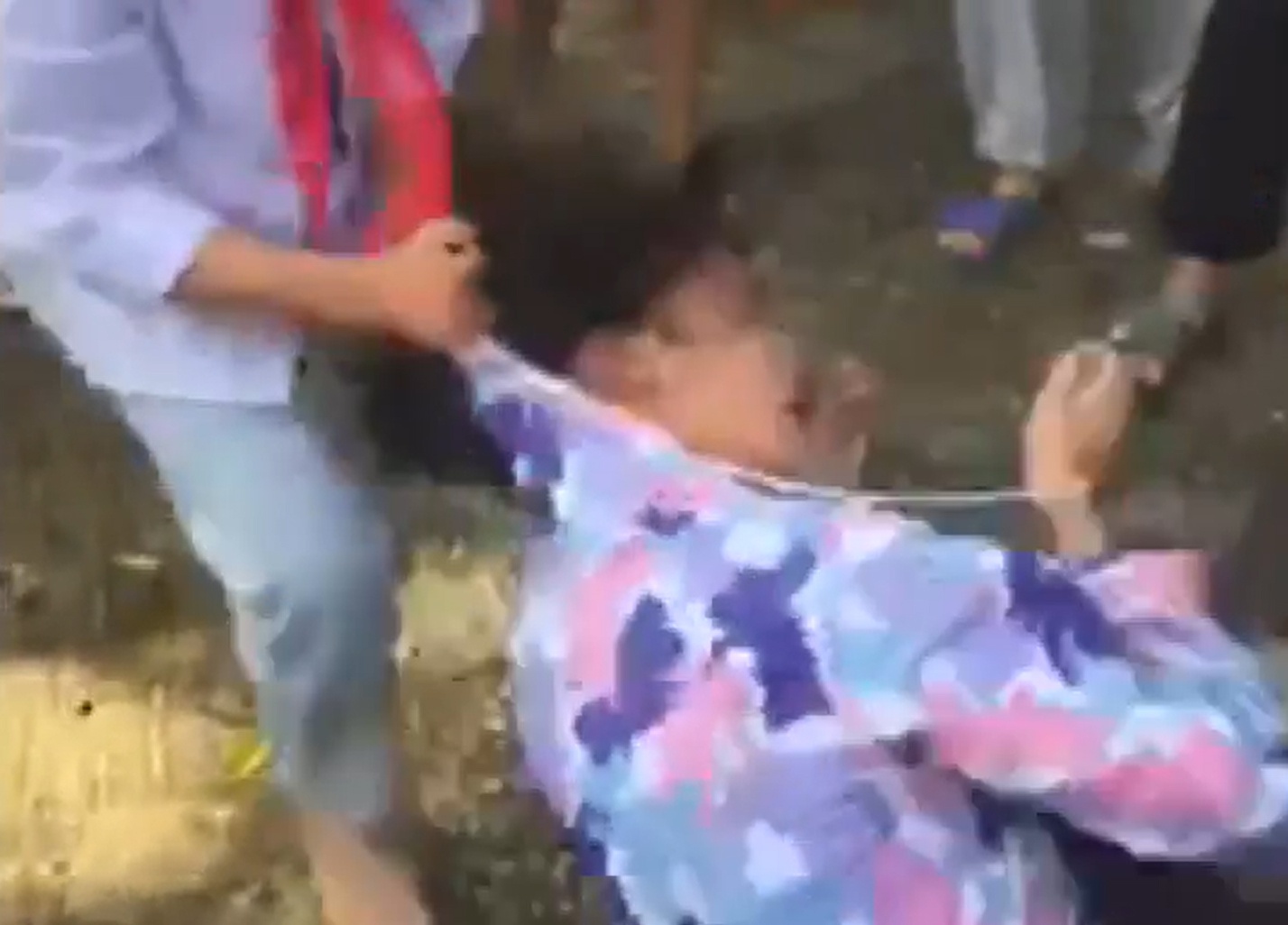 Nu sinh lop 8 bi nhom ban vay danh anh 1