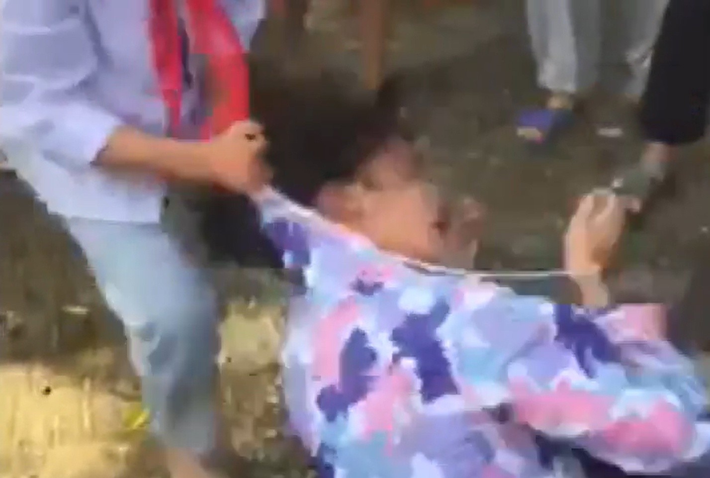 Nu sinh lop 8 bi nhom ban vay danh, dap nhieu lan vao dau hinh anh