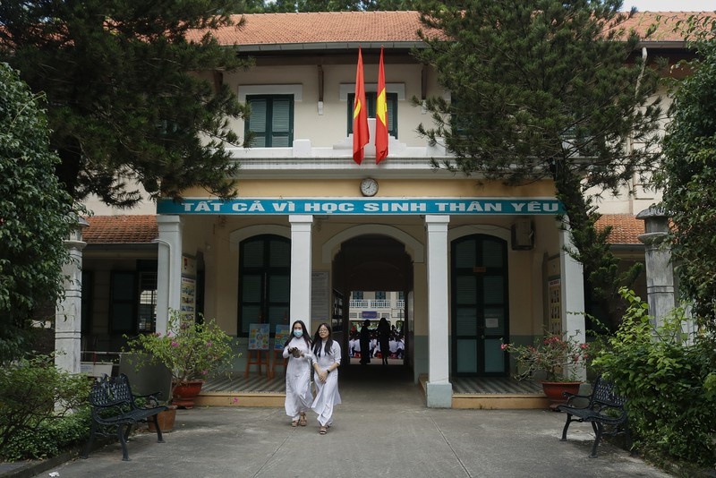 Truong trung hoc dau tien o TP.HCM anh 4