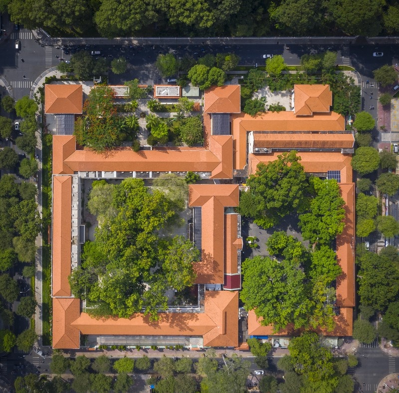 Truong trung hoc dau tien o TP.HCM anh 2