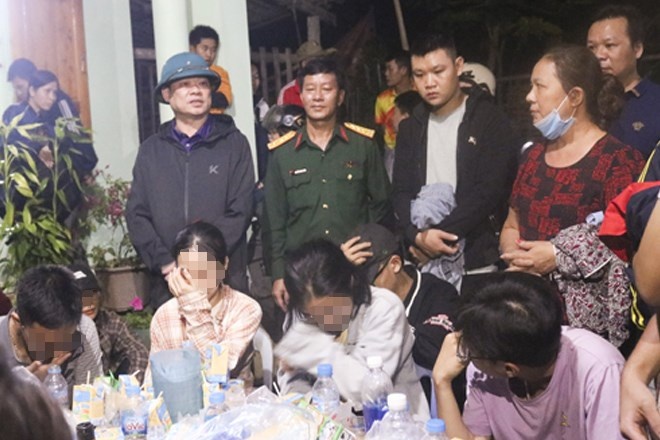 27 hoc sinh truong chuyen Bac Kan mac ket tren nui hinh anh