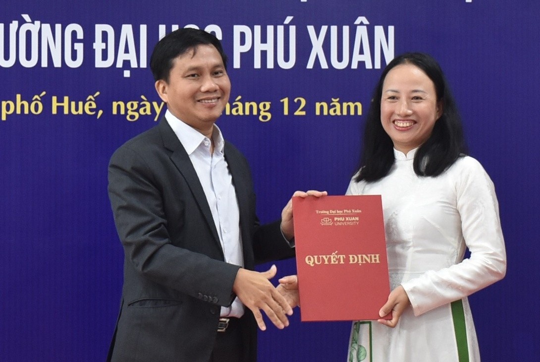 Nu hieu truong duoc bo nhiem thay ong Dam Quang Minh hinh anh