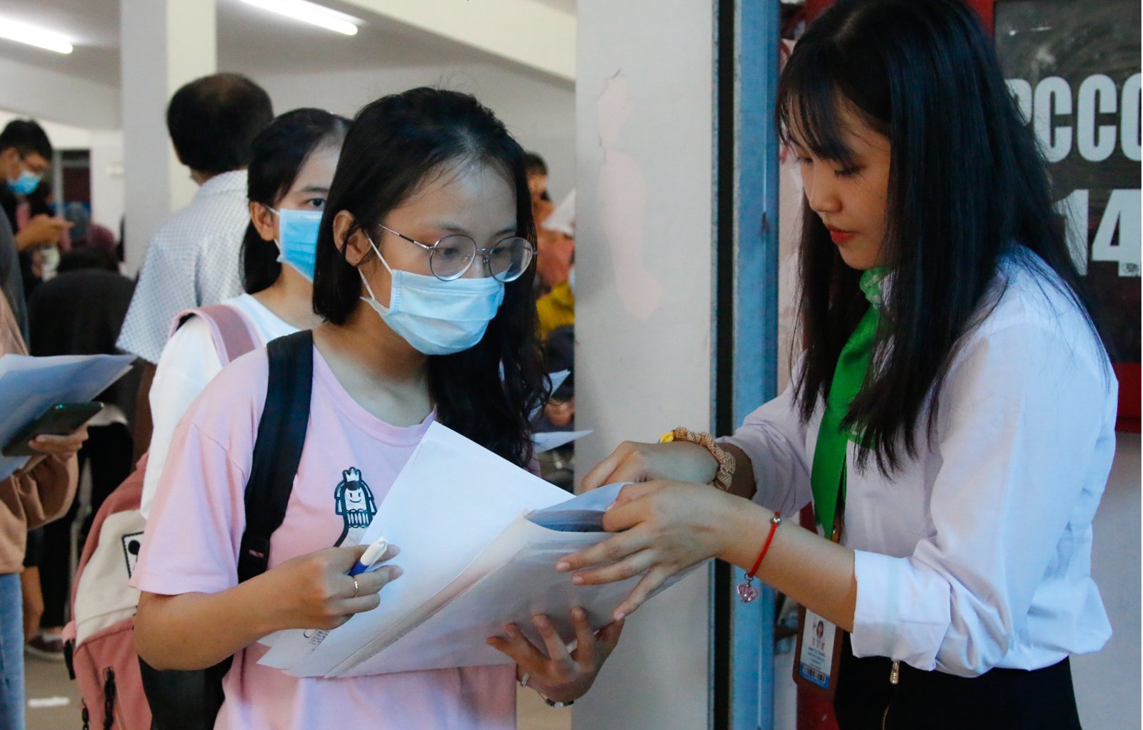 truong khuyen cao sinh vien khong ve que anh 2