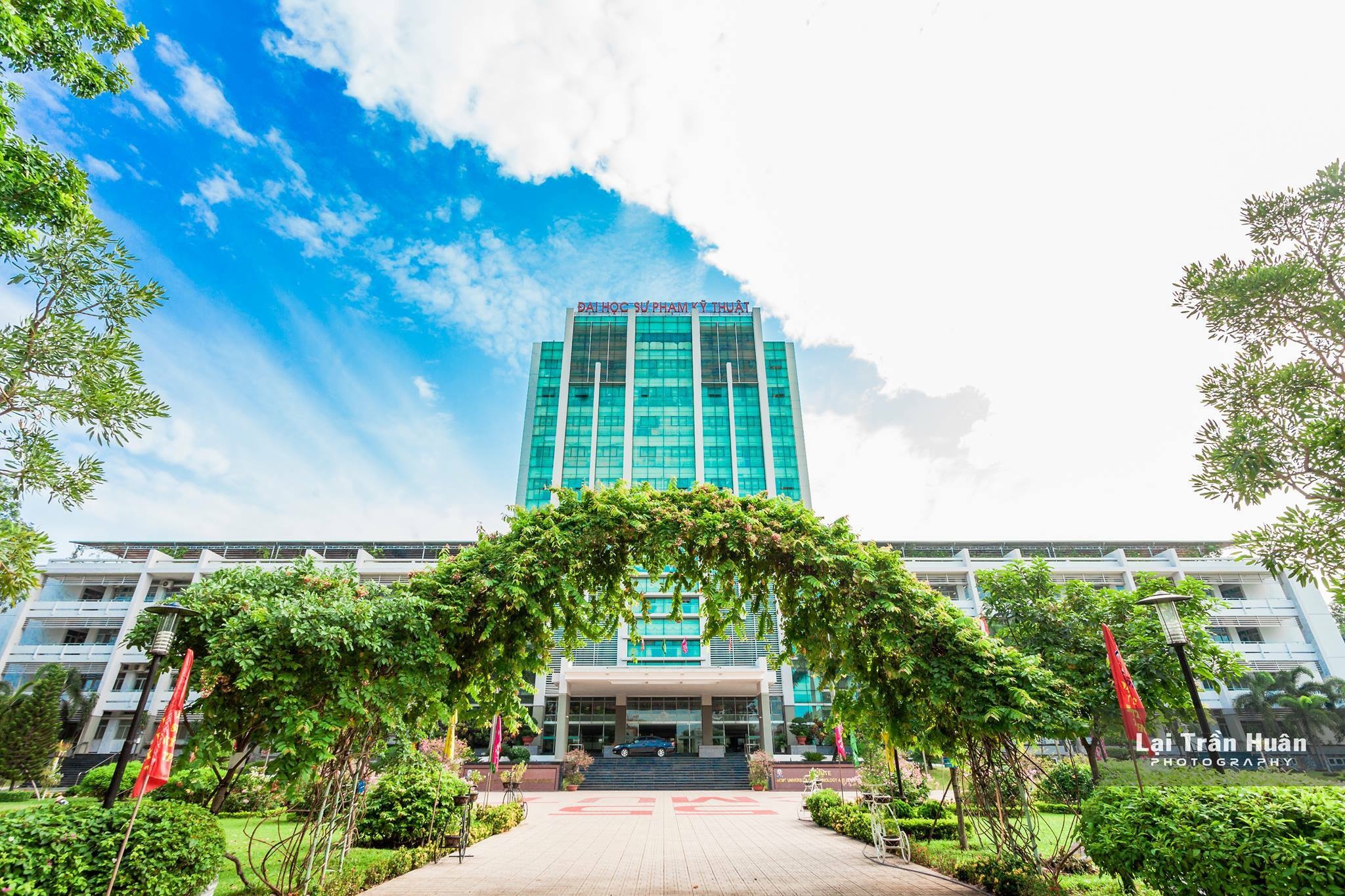 truong khuyen cao sinh vien khong ve que anh 1