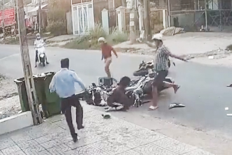 ke danh nu sinh sau tai nan giao thong anh 1