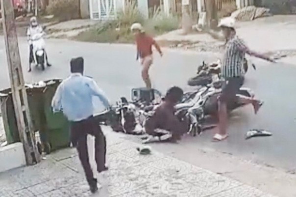 Bo GD&DT de nghi xu ly nghiem ke danh nu sinh sau tai nan giao thong hinh anh