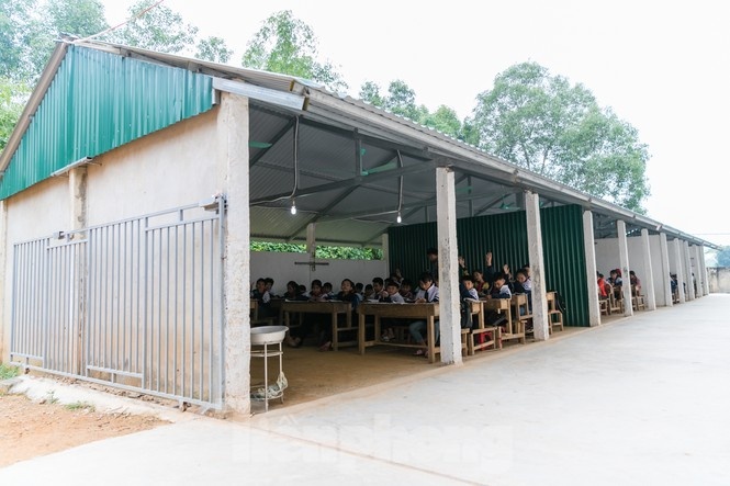 thay tro bo lop ra nha giu xe de hoc anh 6