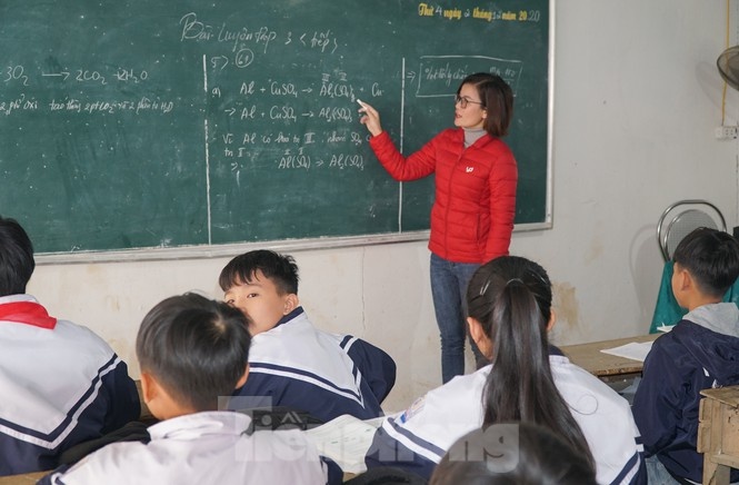 thay tro bo lop ra nha giu xe de hoc anh 7