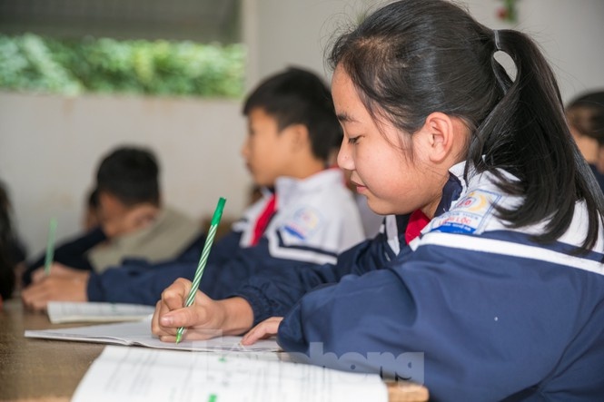 thay tro bo lop ra nha giu xe de hoc anh 8