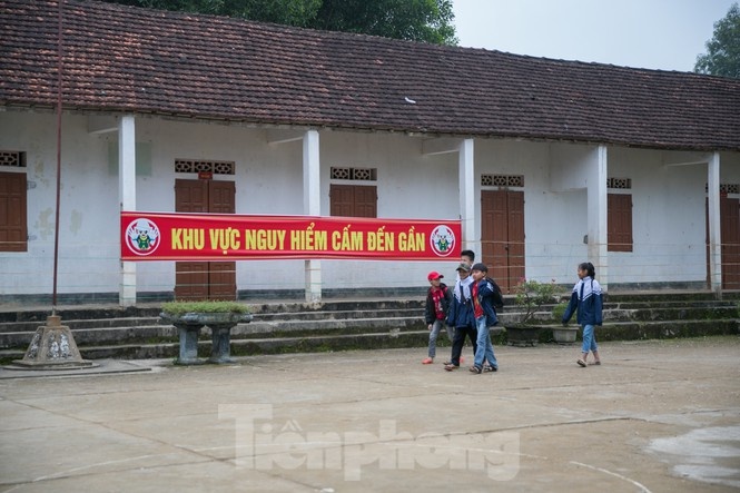 thay tro bo lop ra nha giu xe de hoc anh 9