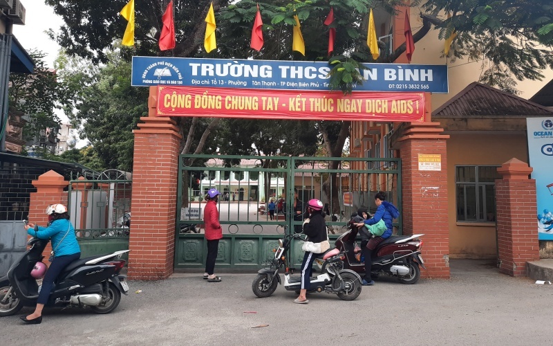 vu phu huynh vao truong danh hoc sinh anh 1
