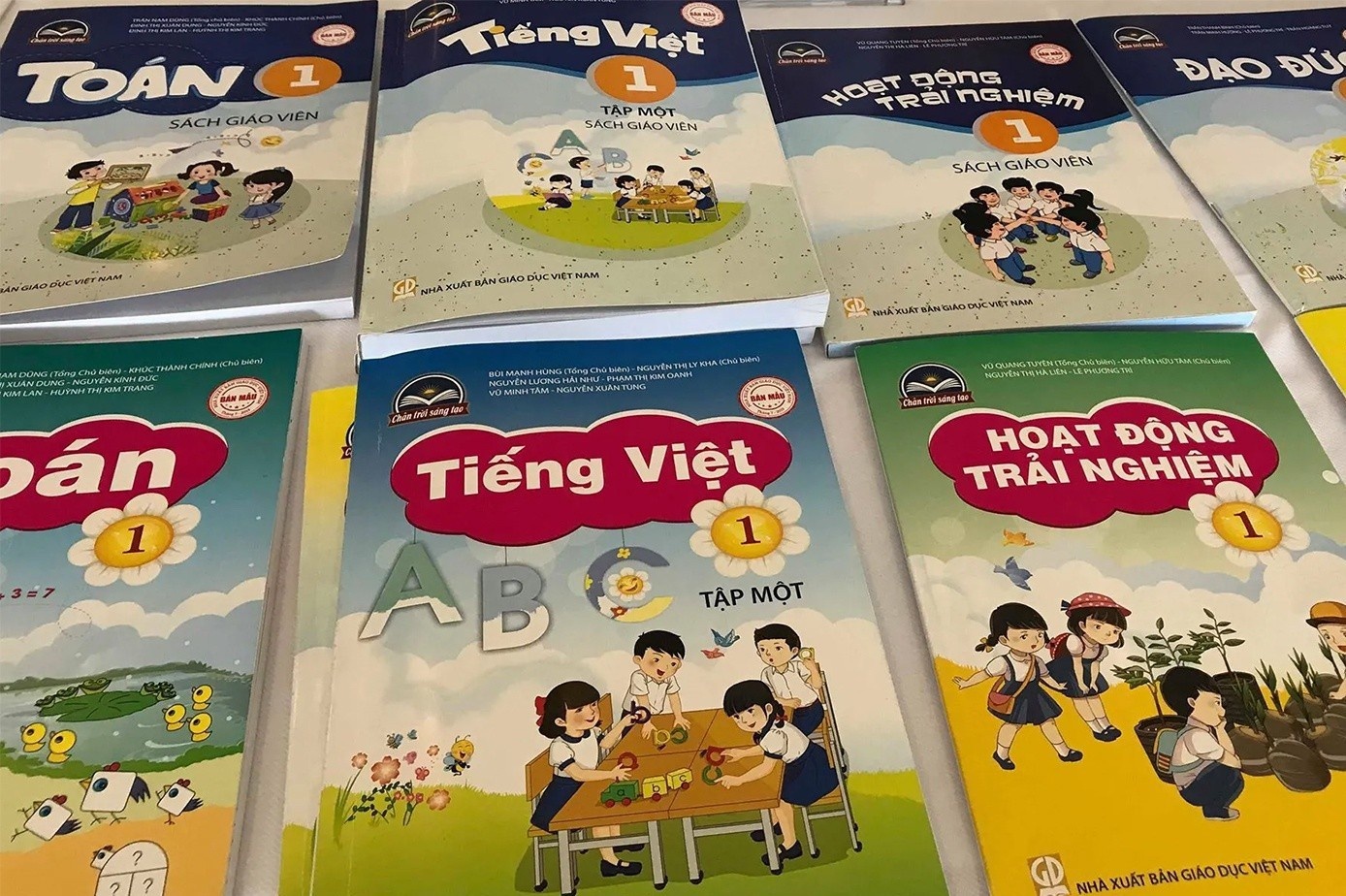 Lay y kien nguoi dan ve kinh phi tham dinh sach giao khoa hinh anh