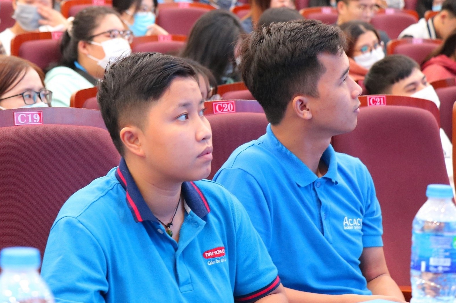 Bi tich thu giay to tuy than khi di xin viec anh 1