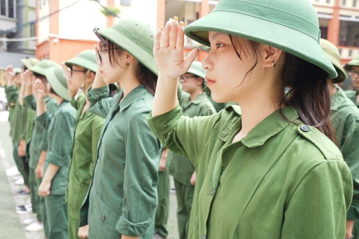 Hoc sinh lop 10 se hoc ve phong tranh bom, vu khi cong nghe cao hinh anh
