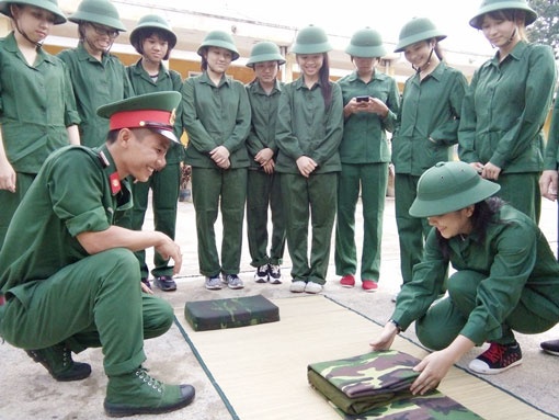 Hoc sinh lop 10 se hoc ve phong tranh bom anh 1