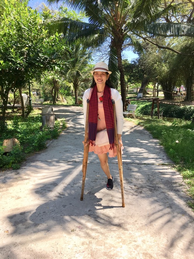 co giao 1 chan o dat Sen Hong anh 13