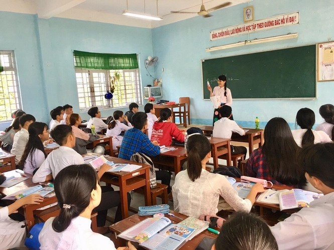 co giao 1 chan o dat Sen Hong anh 15